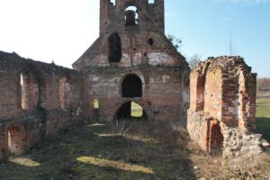Ruiny kościoła w Borkach