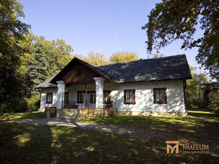 Muzeum Dwór w Dołędze