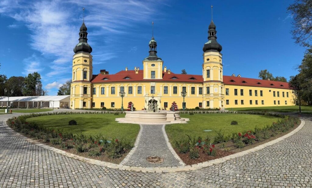Palac w Zyrowej