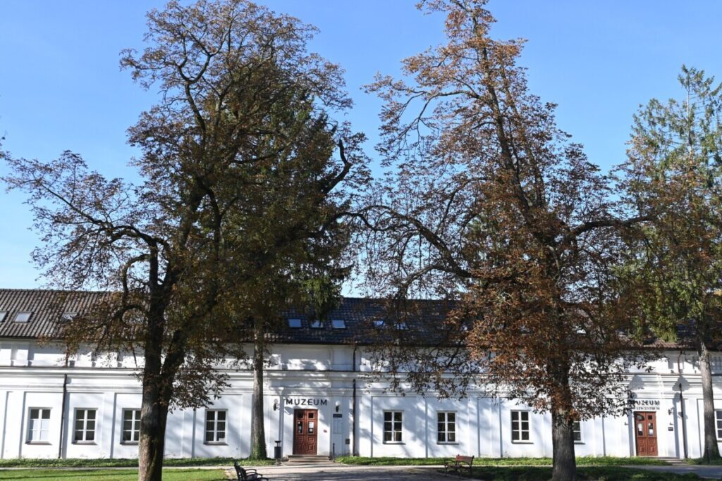 Zespol palacowo parkowy Radziwillow 4