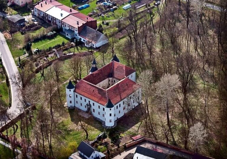 Zamek w Chobieni