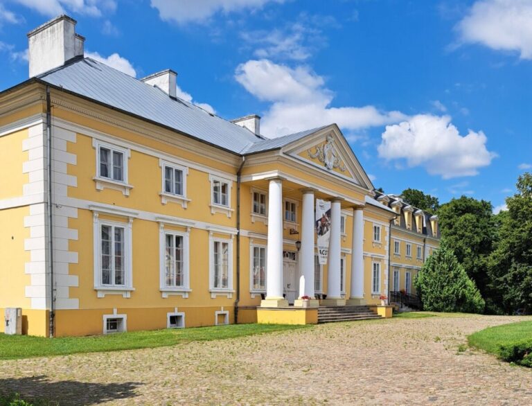 Hotel i Stadnina Koni w Racocie