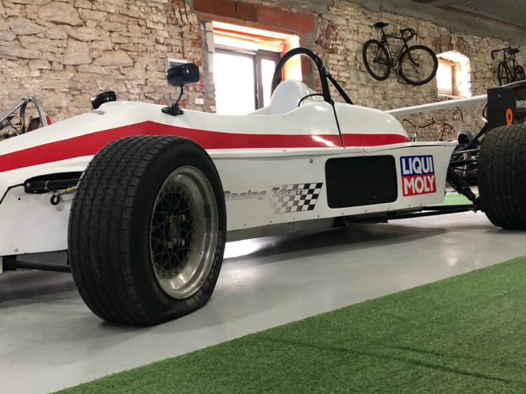 Muzeum Samochodów Zabytkowych w Modliszewicach