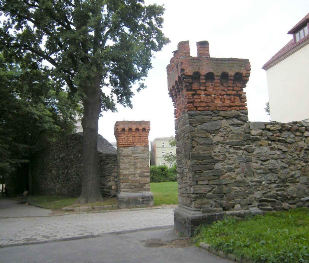 Mury obronne w Paczkowie